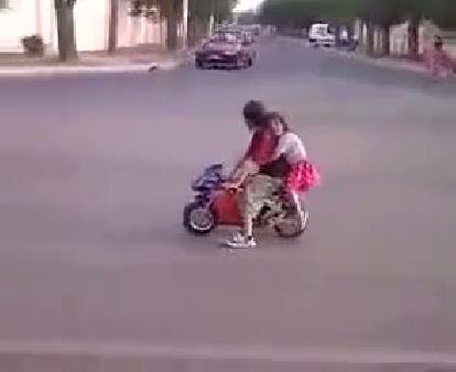 Manitam Arkamda,  Motorum Altimda