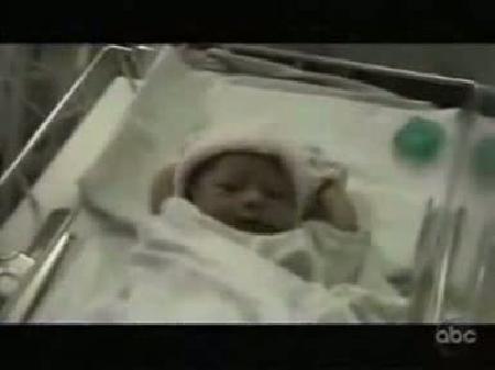Bebek hapsirirken kendine vuruyor