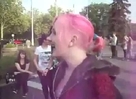 elini bogazina sokan kiz